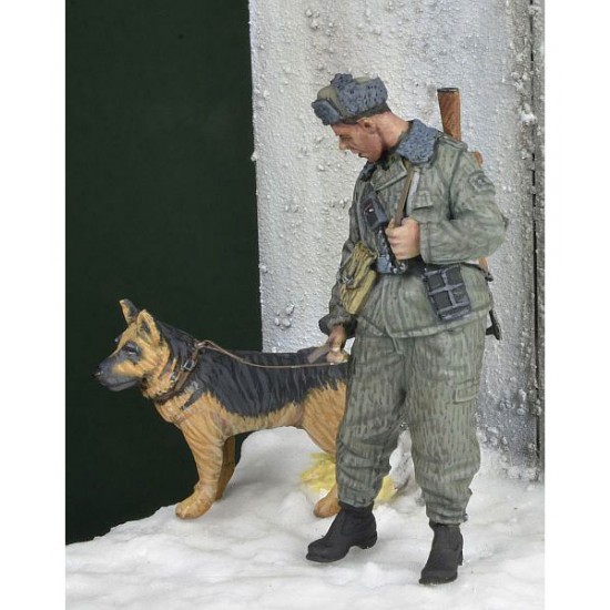 1/35 East German Border Trooper w/Dog Winter 1970-80's