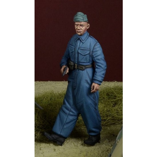 1/35 Dutch Armoured Car Crewman Walking, Holland 1940