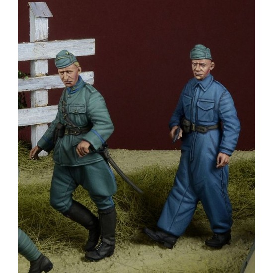 1/35 Dutch NCO and Armoured Car Crewman Walking 1940