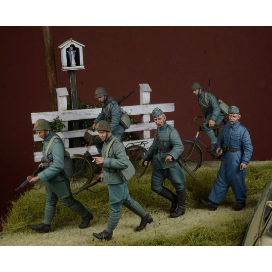 1/35 WWII Dutch Army set for Queen and Country (6 figures and 2 bikes)