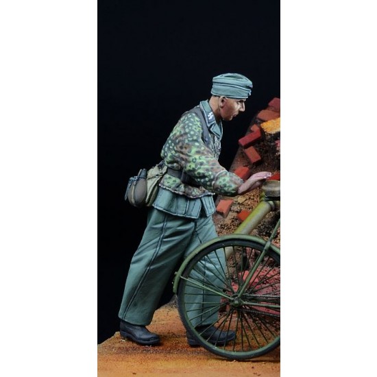 1/35 Waffen SS Soldier Pushing #2 1942-45