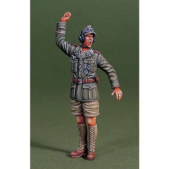 1/35 WWII DAK Panzer Commander on Board