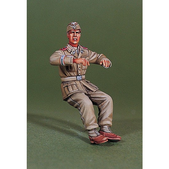 1/35 WWII DAK Panzer Crew on Board (Right)