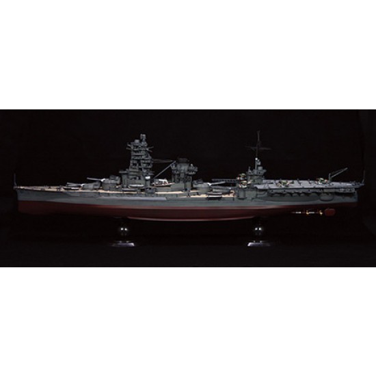 1/350 IJN Aviation Battleship Ise with Crew Figures