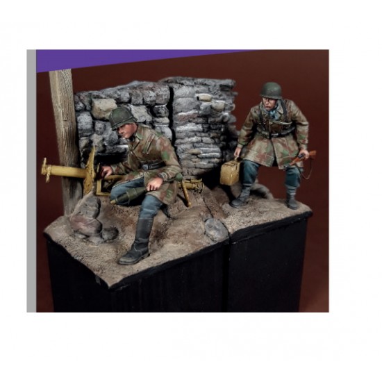 1/35 German Luftwaffe Feld Division Set (2 Figures W/Base)