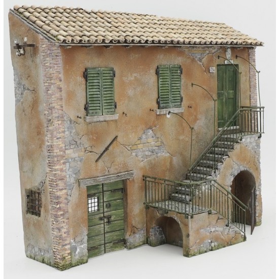 1/35 Italian Farmhouse with Staircase