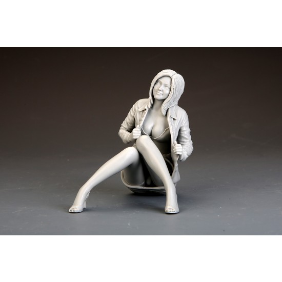 1/24 Show Girl - Sitting (1 Resin Figure)
