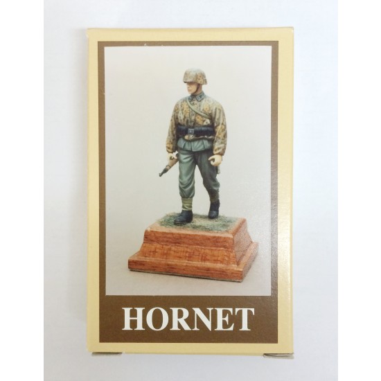 1/35 Walking SS Man in Camouflage Smock (1 metal figure)