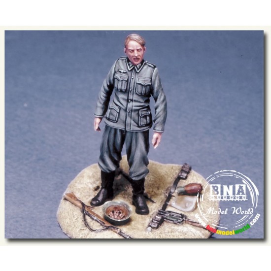 1/35 WWII German Prisoner of war (POW) with Base