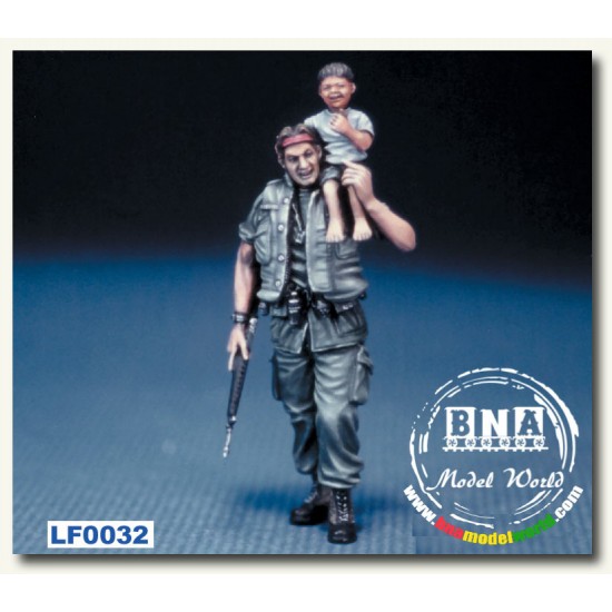 1/35 US Soldier with a Vietnamese Child on His Shoulder (Vietnam 1971)
