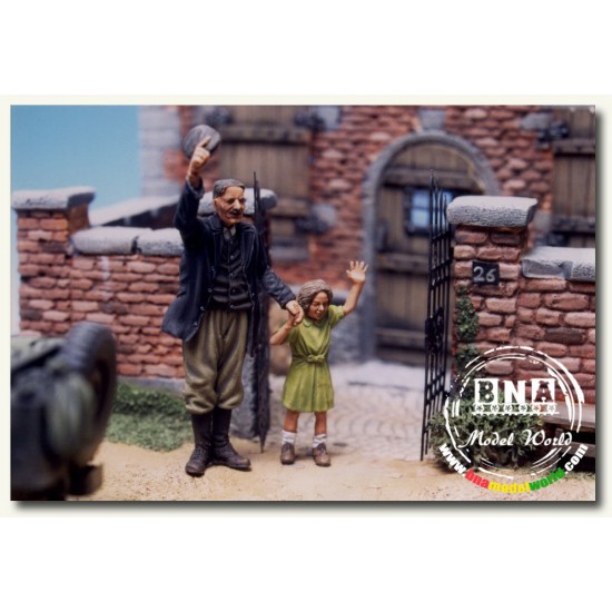 1/35 "Welcome!" Farmer & Granddaughter (2 Figures)