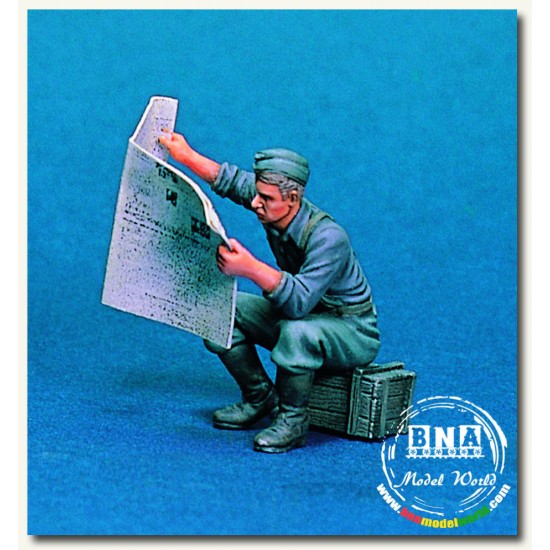 1/35 WWII German Soldier "Reading Newspaper" (1 Figure)