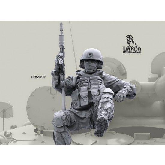 1/35 Modern Russian Soldier w/Ak-74 w/Gp Launcher, Riding On Armour Vehicle
