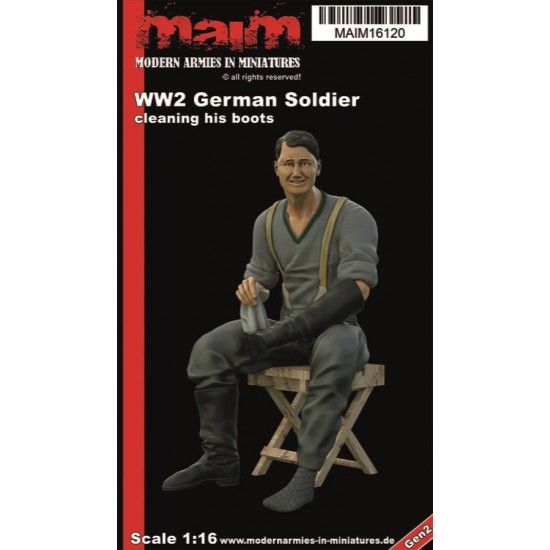 1/16 WWII German Soldier Cleaning His Boots
