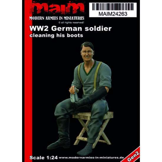 1/24 WWII German Soldier Cleaning His Boots