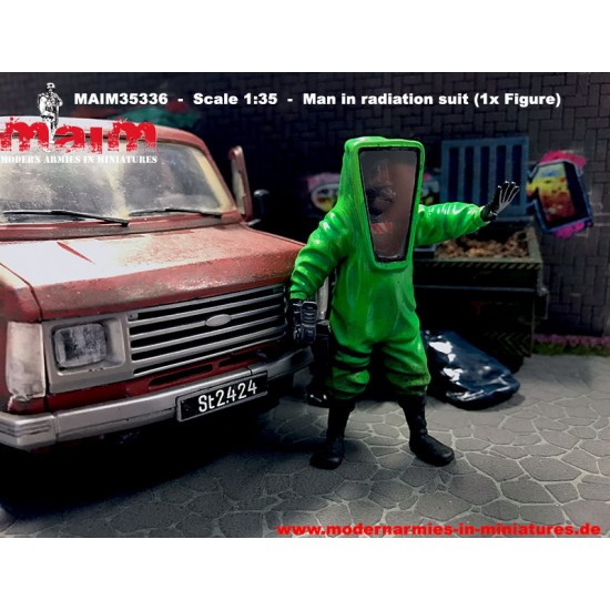 1/35 Man in Radiation Suit