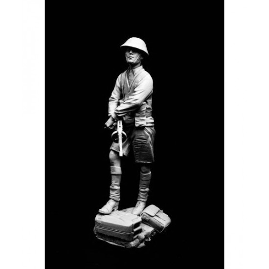 120mm Desert Rat with Tommy Gun (1 figure w/diorama)