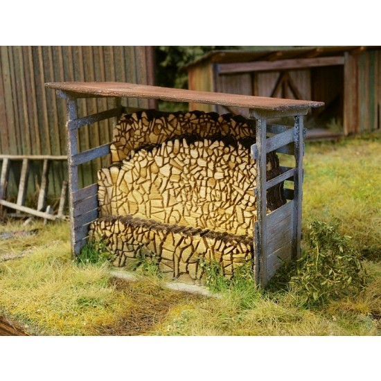 1/48 Wooden Structures Woodshed (kit)