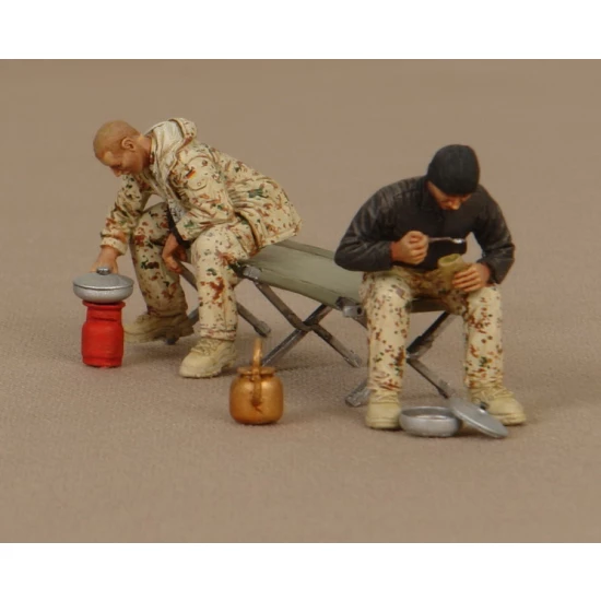 1/35 Soldiers of The Bundeswehr in Camp Part.1 (2 figures + accessories)