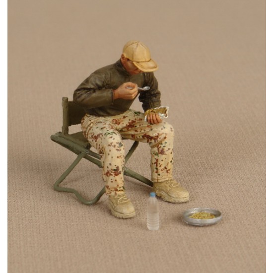 1/35 Soldier of The Bundeswehr in Camp Part.2 (figure + accessories)