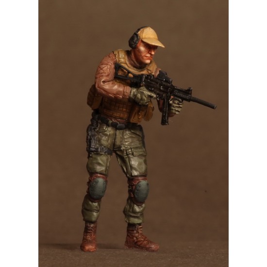 1/35 Mercenary with UMP45