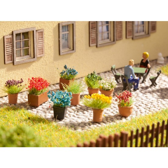 HO Scale Flowers in Pots (9 pots)