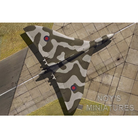 1/144 Airfield Tarmac Sheet: Cold War UK Heavy Bomber (Size: 310x219mm / 12.2"x8.6")