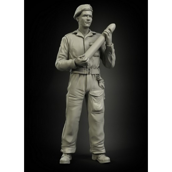1/35 British RAC North Africa Loading 75mm Ammo Soldier No.1