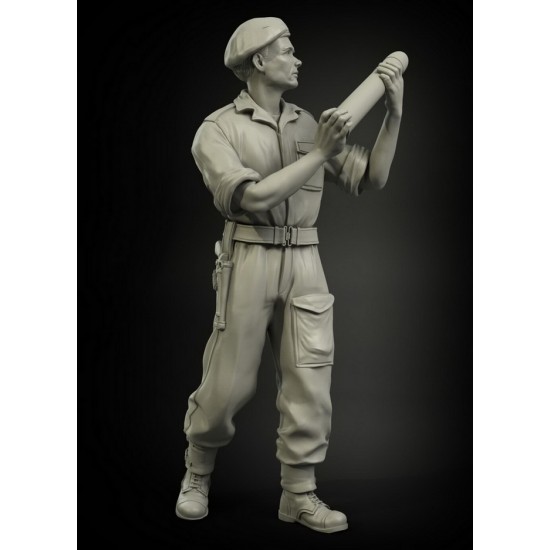 1/35 British RAC North Africa Loading 75mm Ammo Soldier No.2