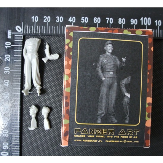 1/35 German Tanker Telling A Joke No.2