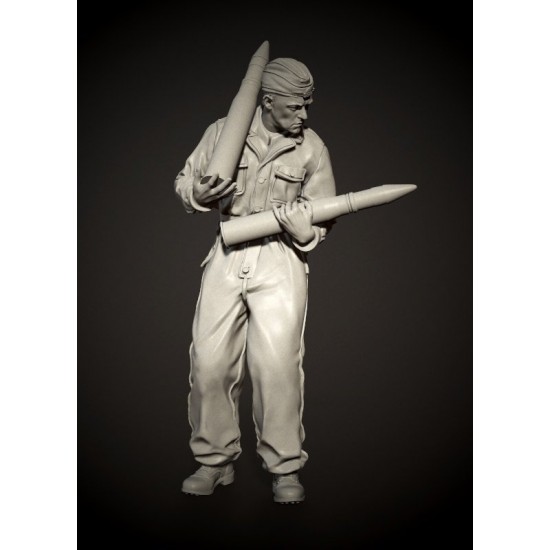 1/35 Waffen-SS Tanker Preparing Ammo No.1