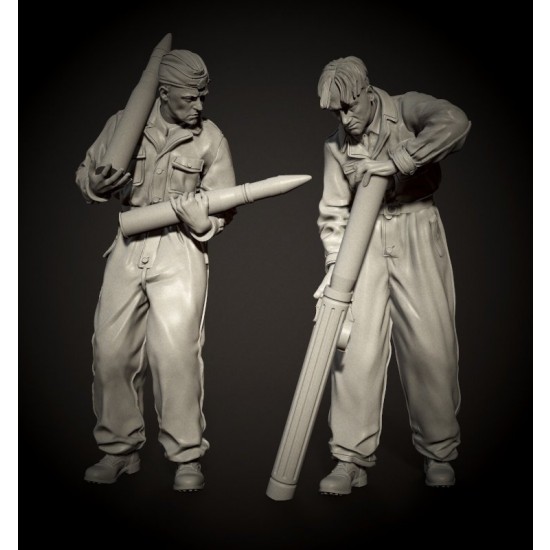 1/35 Waffen-SS Tanker Preparing Ammo Set (2 figures)