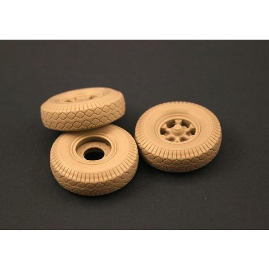 1/35 Road Wheels with Spare for WWII German SdKfz.9 "FAMO" (2 wheels & 1 spare)