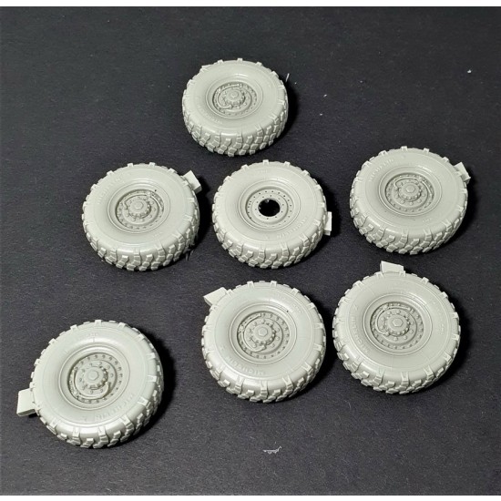 1/35 M1083 FMTV Road Wheels (Michelin)