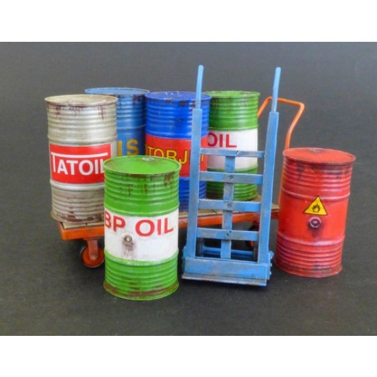 1/35 Metal Barrels with Handcarts (Resin+Decals)