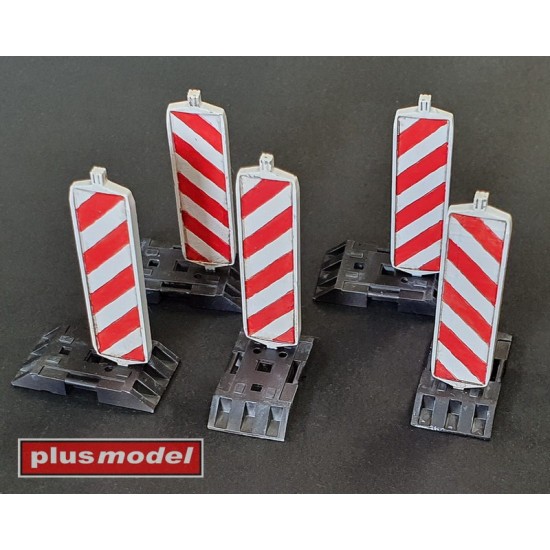 1/35 Directional Boards (5 pedestals, 5 boards)