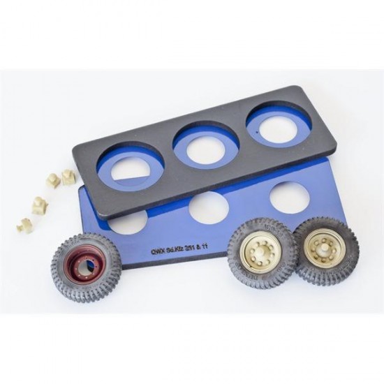 1/35 SdKfz.251 Front Wheels + 1 Spare Wheel (Uncommon Off-road Tread) w/Wheel Mask