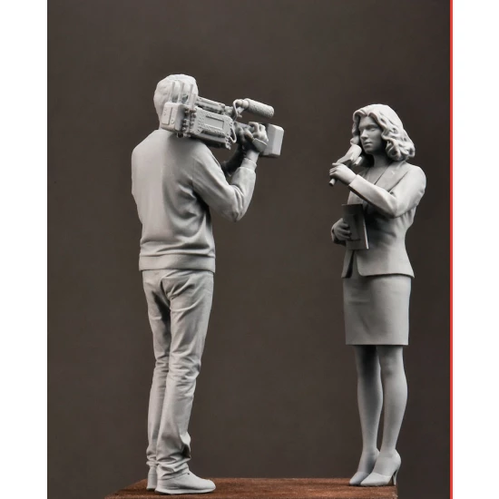 1/48 Modern Cameraman and Female Reporter (2 figures)