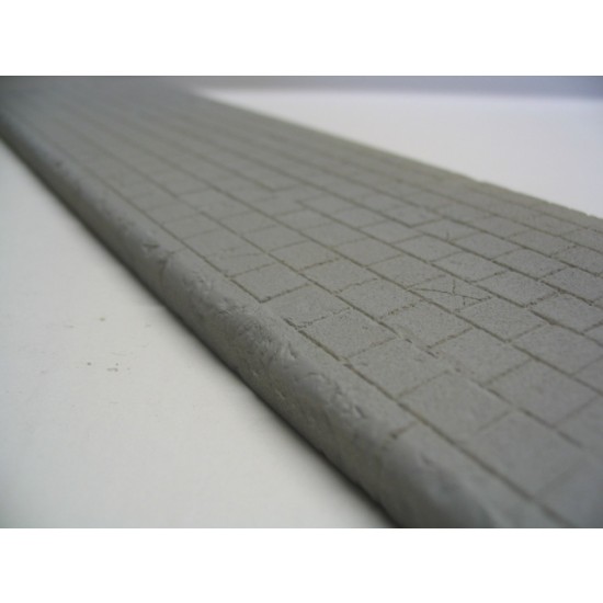 1/35 Sidewalk with Square Tiles (Size: 28.5x6.7cm)
