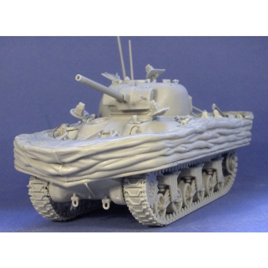 1/35 M4A1 Sherman DD (Duplex Drive) 75mm Gun Tank "Small Hatch" w/Lowered Screen