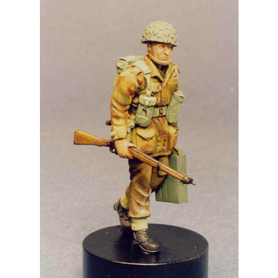 1/35 Airborne Paratrooper Walking with Rifle & Ammo box