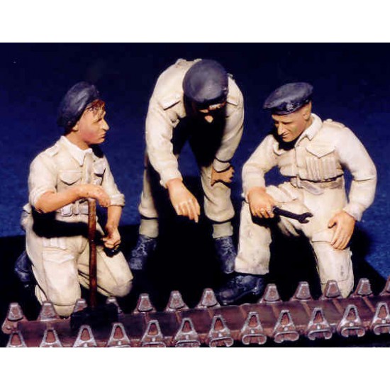 1/35 UK Tank Crew in Denims Repairing Tracks (3 figures)