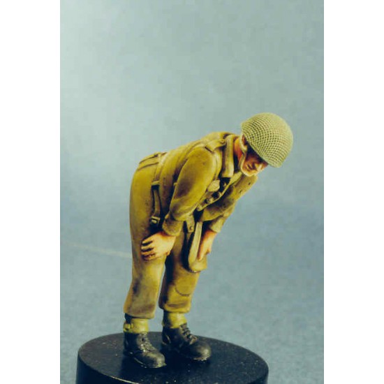 1/35 "Sergeant Enfield" Paratrooper Leaning over in Battledress (1 figure)
