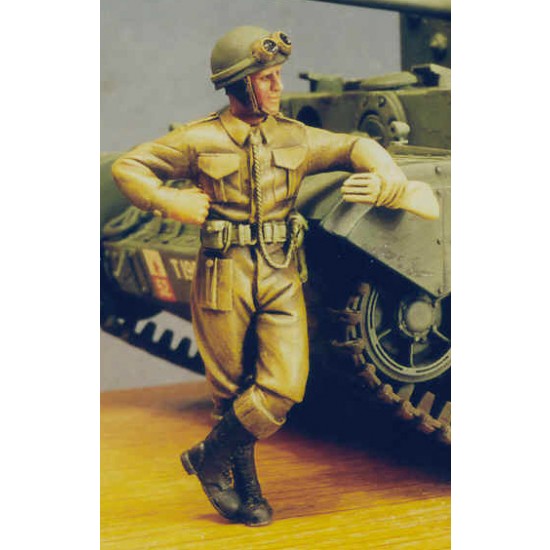 1/35 Motorcycle MP at Ease Leaning on Vehicle Gloves in Hand (1 figure)