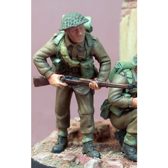 1/35 UK Infantryman with Rifle Peering around Corner 