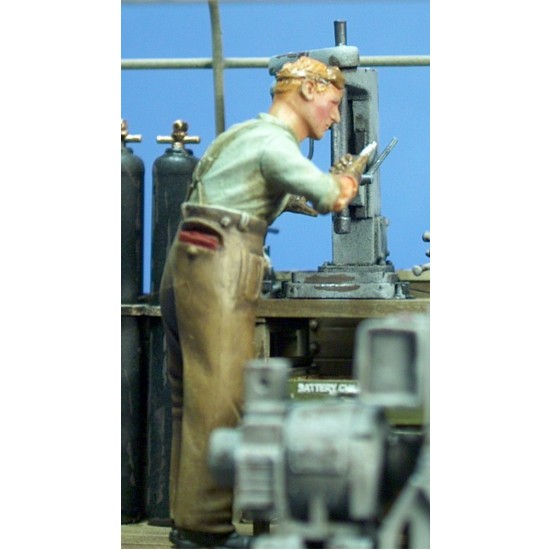 1/35 Mechanic in Braces (1 figure)