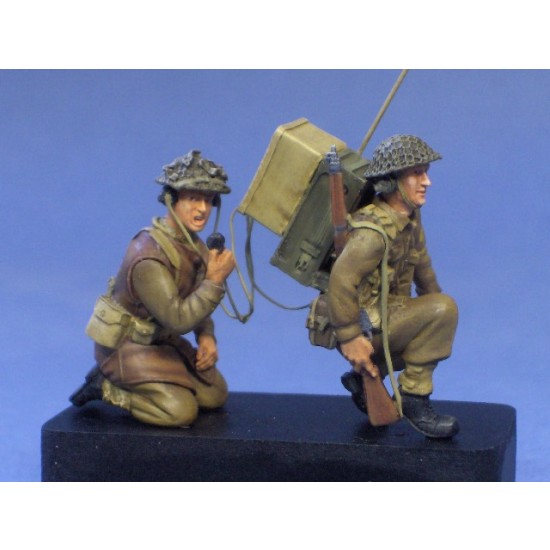 1/35 Infantry Radio Team Seated w/ No.18 Radio Set (2 figures)