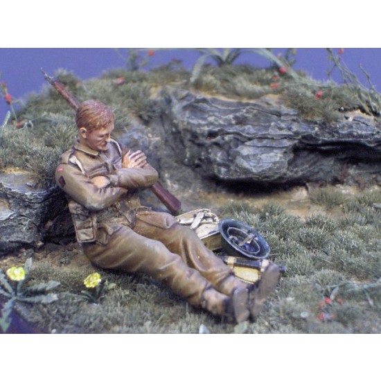 1/35 British Soldier Sleeping "Arms Crossed" (1 figure)