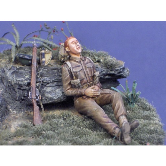 1/35 British Soldier Sleeping "Hands Crossed" (1 figure)