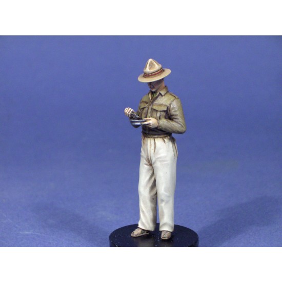 1/35 British LRDG Figure No.5 Private Van Lemon NZL Eating from Plate (1 figure)